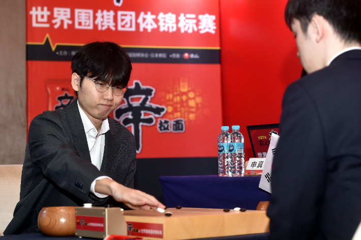 신진서 9단의 착수. 한국기원 제공