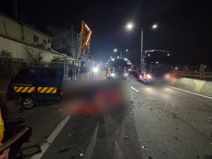 6일 부산 금정구 번영로 금사램프 부근에서 SUV차량이 1t트럭을 들이받았다. 부산경찰청 제공 