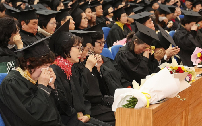 학구열 하나로 모든 고난을 극복하며 졸업하는 '늦깍이' 학생들. 연합뉴스