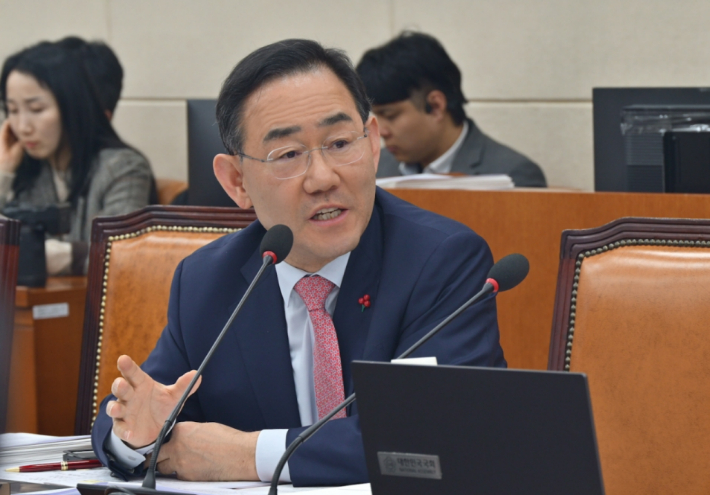 주호영 국회부의장이 지난 5일 국회 행안위 업무보고에서 윤호중 행안부장관에게 질의하고 있다.