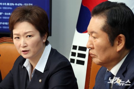 더불어민주당 이언주 최고위원이 6일 서울 여의도 국회에서 열린 최고위원회의에서 발언을 하고 있다.