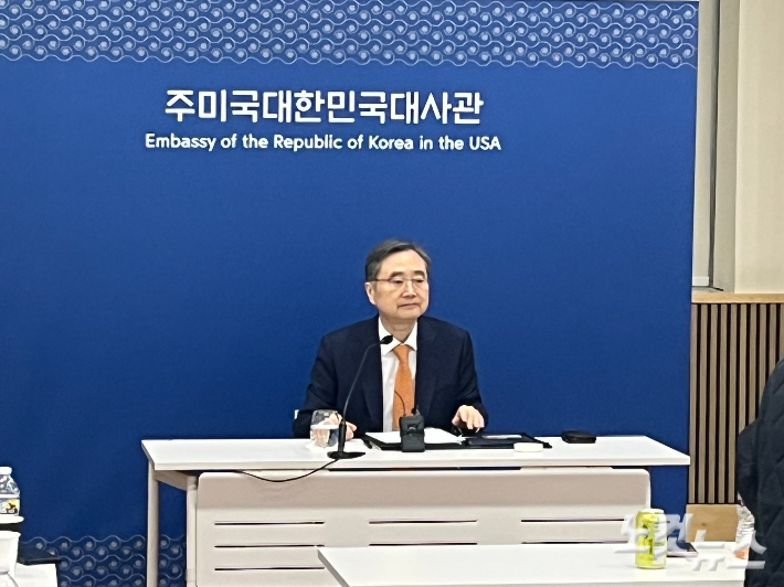 조현 외교부장관이 5일(현지시간) 워싱턴DC 주미대사관에서 열린 특파원 간담회에서 질문에 답하고 있다. 최철 기자