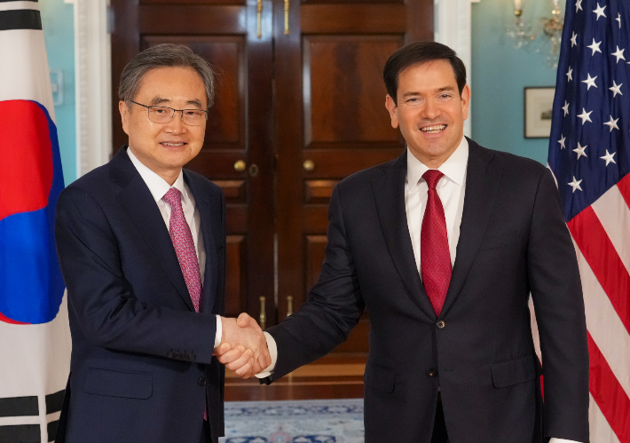 조현 외교부 장관(왼쪽)과 마르코 루비오 미 국무장관 겸 국가안보보좌관이 3일(현지시간) 미국 워싱턴DC에서 열린 한미 외교장관회담에서 악수하고 있다. 외교부 제공