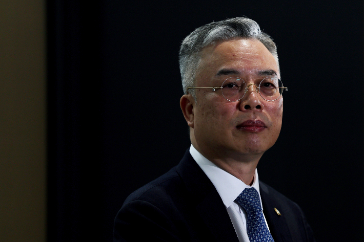 3대(내란·김건희·채해병) 특검의 미진한 부분과 새로운 의혹을 수사하는 2차 종합특검에 임명된 법무법인 지평 소속 권창영 특검이 6일 서울 중구 소속 법률사무소로 출근해 취재진의 질문을 경청하고 있다. 연합뉴스