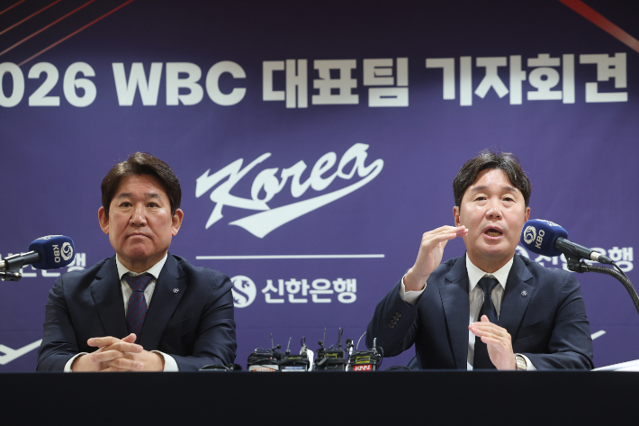 6일 서울 중구 한국프레스센터에서 열린 2026 WBC 대표팀 기자회견에서 류지현 한국 야구 대표팀 감독(오른쪽)이 취재진 질문에 답하고 있다. 왼쪽은 KBO 조계현 전력강화위원장. 연합뉴스