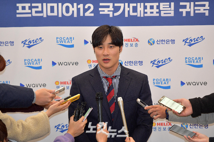2019년 프리미어 12 대회 준우승을 거둔 뒤 김하성이 귀국 인터뷰를 하는 모습. 박종민 기자