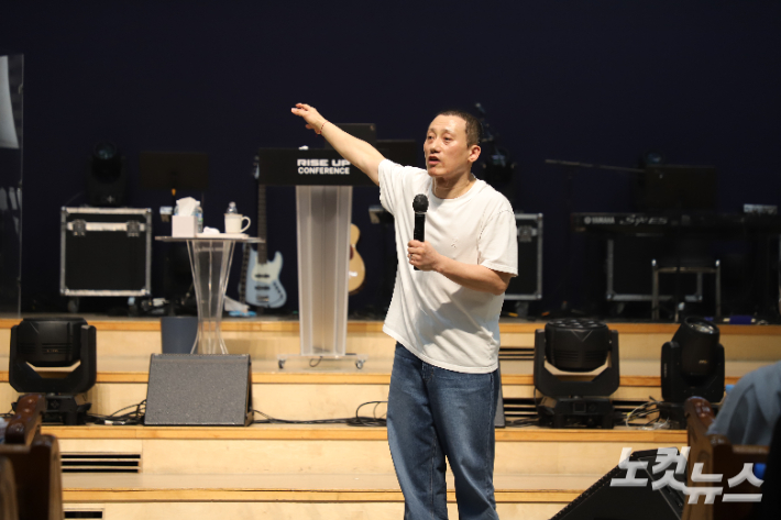 수련회 저녁집회 강사인 아가파오교회 김무열 목사. 김일현 선교국장