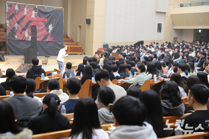 수련회 장소인 포항장성교회 본당을 가득 메운 다음세대 중고등부 청년, 교사참가자.  김일현 선교국장