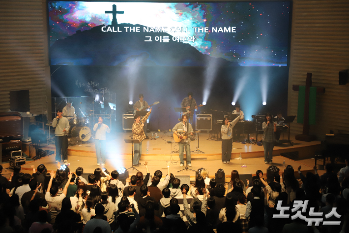 아가파오 워십팀의 찬양. 김일현 선교국장