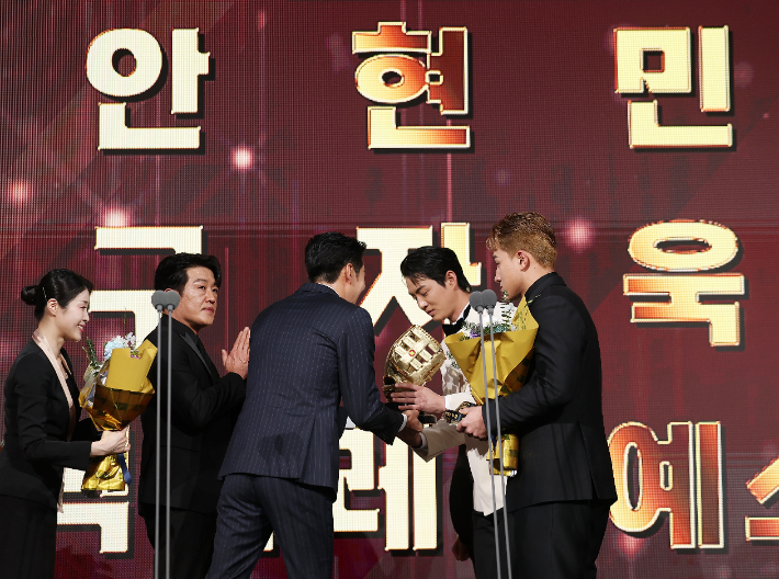 2025 신한 SOL뱅크 골든 글러브 시상식에서 외야수 부문을 수상한 안현민(오른쪽부터)과 구자욱이 상패를 받는 모습. 연합뉴스 