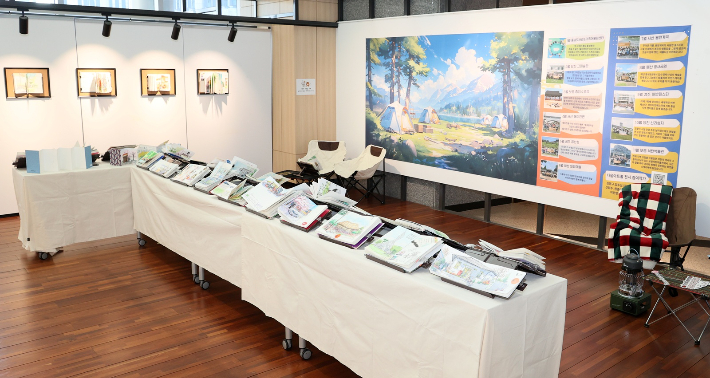 다움아트홀에 전시된 스케치 작품들. 충남도의회 제공