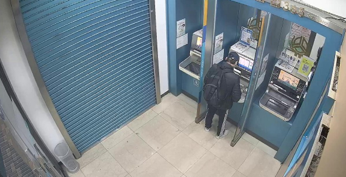 현금을 인출하고 있는 A씨. 충남 당진경찰서 제공