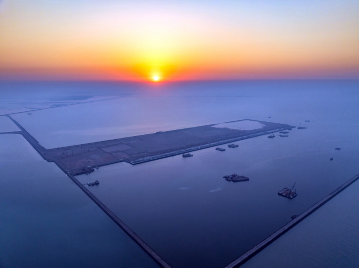 대우건설이 시공하고 있는 이라크 알포 신항만 컨테이너터미널 안벽공사 현장 전경. 대우건설 제공