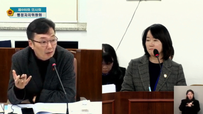 이남근 도의원(사진 왼쪽)이 질의하고 있다. 임시회 생방송 캡처