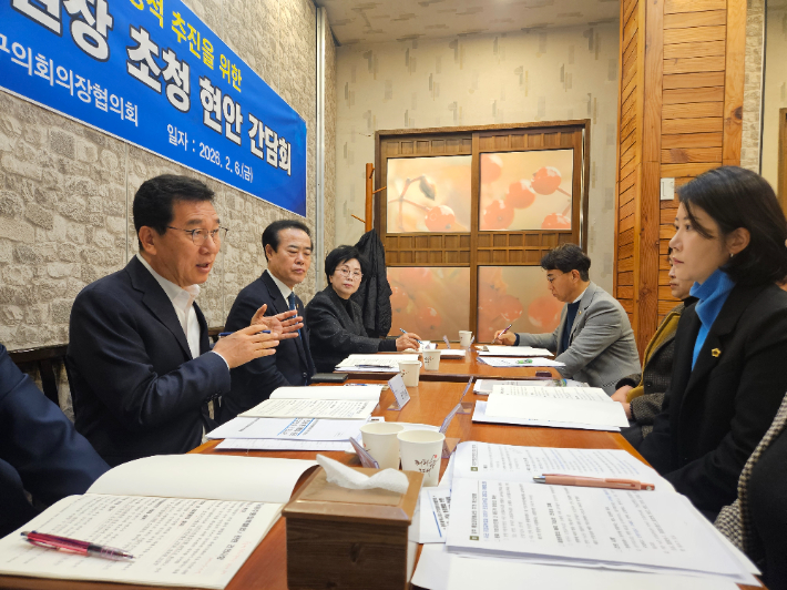 광주광역시의회는 6일 광주 5개 자치구 의회 의장단과 함께 국회에서 국회 행정안전위원회 위원장인 신정훈 의원을 만나 행정통합 관련 의견서를 전달했다. 광주시의회 제공