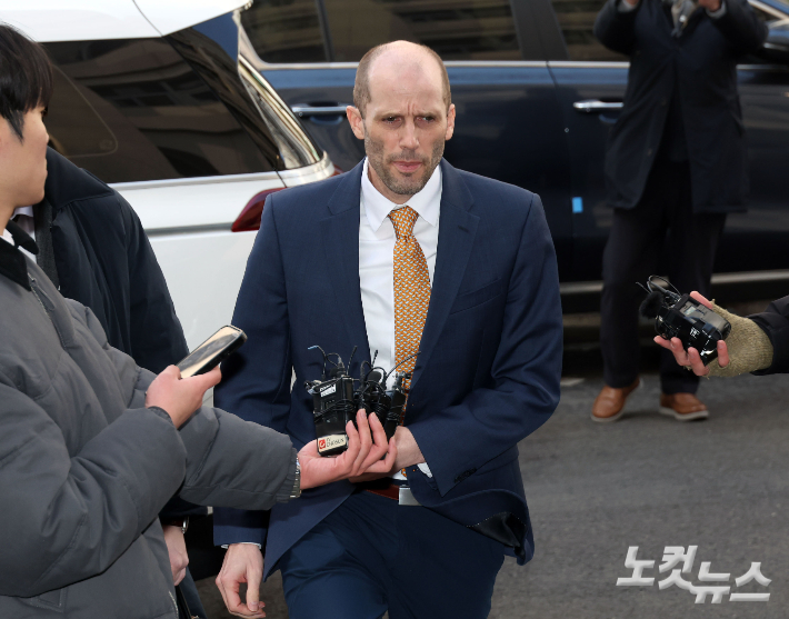 경찰이 쿠팡의 개인정보 유출 사건과 관련해 허위로 증언한 의혹을 받는 해롤드 로저스 쿠팡 임시 대표가 6일 서울 마포구 서울경찰청 반부패수사대에 피의자 신분으로 출석하고 있다. 로저스 대표의 경찰 출석은 이번이 두 번째다. 황진환 기자