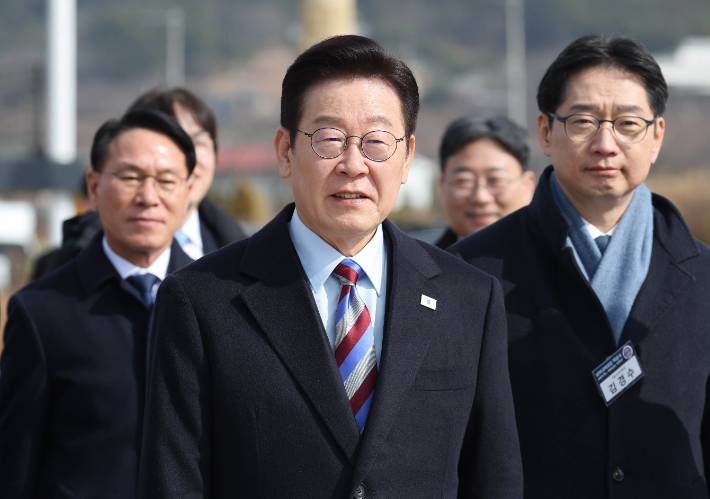 이재명 대통령이 6일 경남 거제시 견내량 인근에서 열린 남부내륙철도 착공식에 입장하고 있다. 연합뉴스