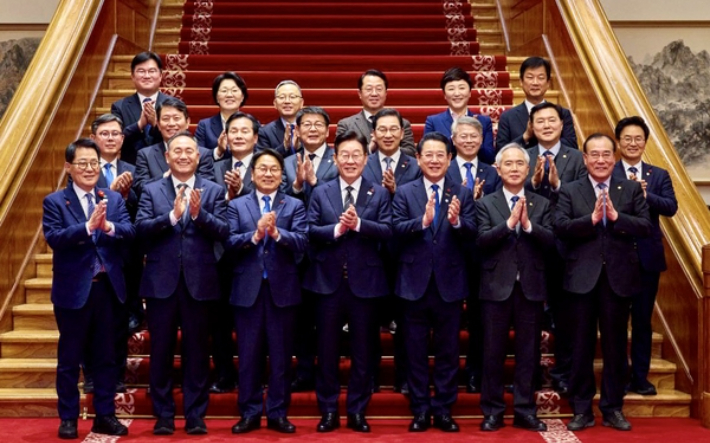 이재명 대통령과 광주·전남 단체장, 지역 국회의원들이 지난달 9일 청와대에서 열린 행정통합 관련 간담회를 마친 뒤 기념촬영을 하고 있다. 전남도 제공.