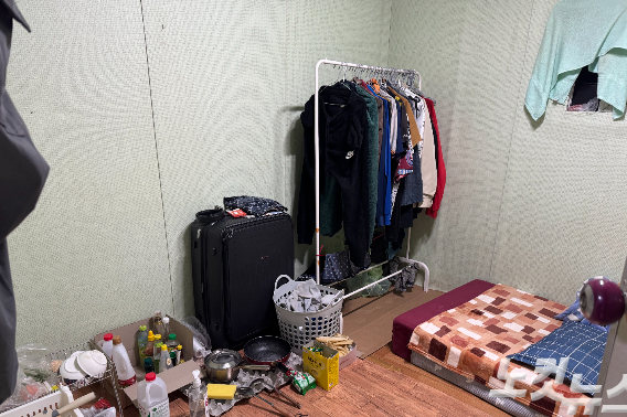 경기도 포천시 가산면의 한 농경지에 있는 이주노동자들의 불법 비닐하우스 숙소 내부. 김수진 기자