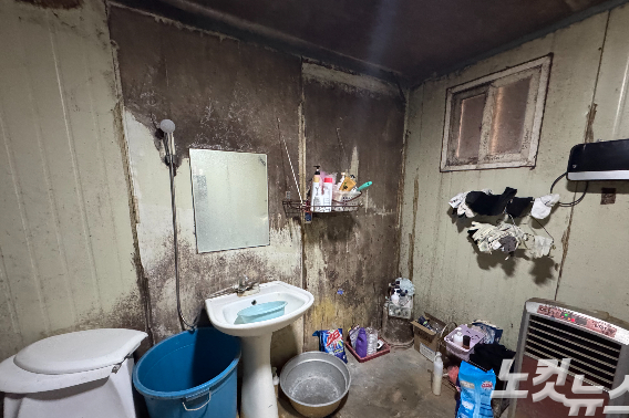 경기도 포천시 가산면의 한 농경지에 있는 이주노동자들의 숙소 공동 화장실. 김수진 기자