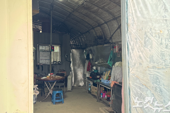 경기도 포천시 가산면의 한 농경지에 있는 이주노동자들의 숙소. 김수진 기자