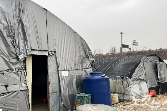 경기도 포천시 가산면의 한 농경지에 있는 이주노동자들의 숙소. 김수진 기자