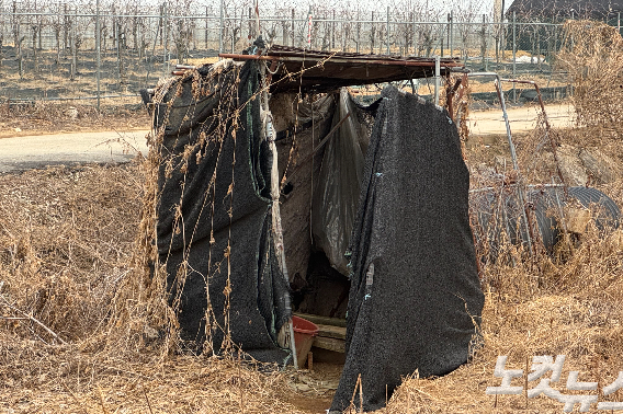 경기도 포천시 가산면의 한 농경지에 있는 이주노동자들의 야외 재래식 화장실. 이곳에서 거주하던 여성 이주노동자들이 쓰던 화장실이지만, 최근 불법 적발로 인해 사용되지 않고 있다. 김수진 기자