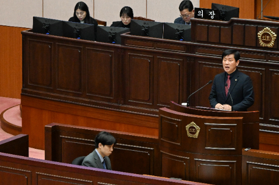 김재운 부산시의원이 6일 열린 부산시의회 333회 임시회에서 해수부 본사를 부산진구 범천동 기지창에 유치하자는 발언을 하고 있다. 부산시의회 제공