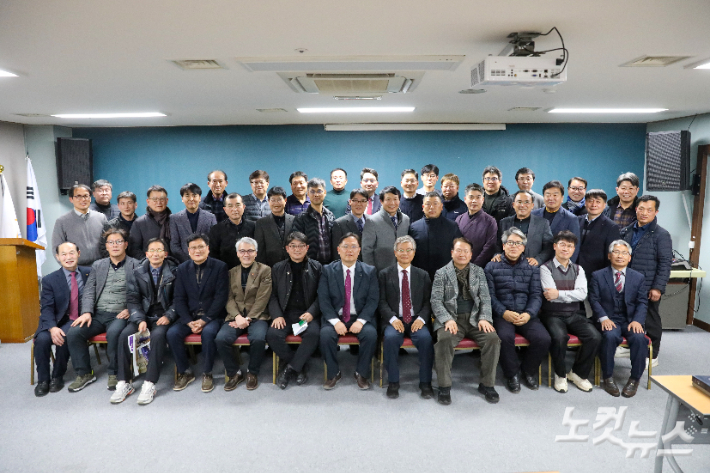 북전주노회 50년사 편찬을 위한 교육부 세미나를 마친 참석자들이 완주 상관리조트에서 기념촬영을 하고 있다. 최화랑 기자