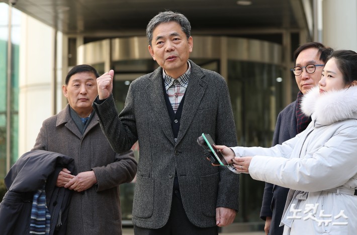 대장동 개발업자 김만배 씨로부터 퇴직금 명목으로 50억 원을 받아 은닉한 혐의로 기소된 곽상도 전 국민의힘 의원이 6일 오후 서울 서초구 서울중앙지방법원에서 열린 1심 선고공판에서 공소기각 판결을 받은 뒤 법원을 나서고 있다.서울중앙지법 형사합의23부(부장판사 오세용)는 특정범죄 가중처벌법상 뇌물, 범죄수익은닉규제법 위반 혐의로 재판에 넘겨진 곽 전 의원 아들 병채씨에게 무죄를 선고했다. 범죄수익은닉규제법 위반 혐의로 함께 기소된 곽 전 의원에게는 공소 기각을 선고했다.