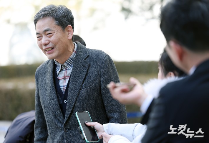 대장동 개발업자 김만배 씨로부터 퇴직금 명목으로 50억 원을 받아 은닉한 혐의로 기소된 곽상도 전 국민의힘 의원이 6일 오후 서울 서초구 서울중앙지방법원에서 열린 1심 선고공판에서 공소기각 판결을 받은 뒤 법원을 나서고 있다.서울중앙지법 형사합의23부(부장판사 오세용)는 특정범죄 가중처벌법상 뇌물, 범죄수익은닉규제법 위반 혐의로 재판에 넘겨진 곽 전 의원 아들 병채씨에게 무죄를 선고했다. 범죄수익은닉규제법 위반 혐의로 함께 기소된 곽 전 의원에게는 공소 기각을 선고했다.