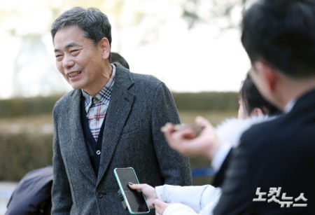 대장동 개발업자 김만배 씨로부터 퇴직금 명목으로 50억 원을 받아 은닉한 혐의로 기소된 곽상도 전 국민의힘 의원이 6일 오후 서울 서초구 서울중앙지방법원에서 열린 1심 선고공판에서 공소기각 판결을 받은 뒤 법원을 나서고 있다.서울중앙지법 형사합의23부(부장판사 오세용)는 특정범죄 가중처벌법상 뇌물, 범죄수익은닉규제법 위반 혐의로 재판에 넘겨진 곽 전 의원 아들 병채씨에게 무죄를 선고했다. 범죄수익은닉규제법 위반 혐의로 함께 기소된 곽 전 의원에게는 공소 기각을 선고했다.