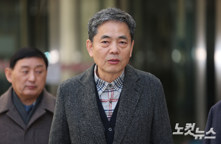 대장동 개발업자 김만배 씨로부터 퇴직금 명목으로 50억 원을 받아 은닉한 혐의로 기소된 곽상도 전 국민의힘 의원이 6일 오후 서울 서초구 서울중앙지방법원에서 열린 1심 선고공판에서 공소기각 판결을 받은 뒤 법원을 나서고 있다.  서울중앙지법 형사합의23부(부장판사 오세용)는 특정범죄 가중처벌법상 뇌물, 범죄수익은닉규제법 위반 혐의로 재판에 넘겨진 곽 전 의원 아들 병채씨에게 무죄를 선고했다. 범죄수익은닉규제법 위반 혐의로 함께 기소된 곽 전 의원에게는 공소 기각을 선고했다. 류영주 기자