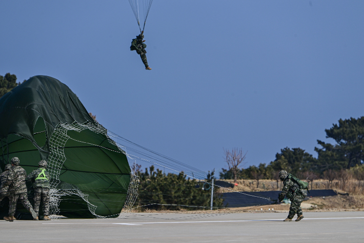 해병대 1사단 7여단 공정대대 130여명 정기 강하훈련