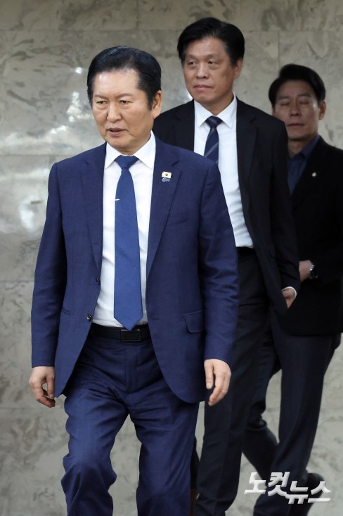 더불어민주당 정청래 대표가 6일 서울 여의도 국회에서 열린 조국혁신당과 합당 관련 3선의원 간담회에 참석하고 있다.