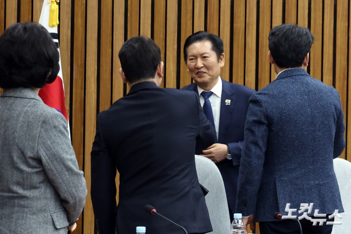 더불어민주당 정청래 대표가 6일 서울 여의도 국회에서 열린 조국혁신당과 합당 관련 3선의원 간담회에 참석하며 의원들과 인사를 하고 있다.
