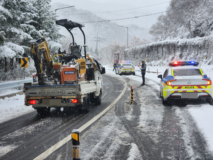 눈이 오는 도로에서 안전관리에 나선 경찰의 모습. 기사의 내용과 직접 관계 없음. 전북경찰청 제공