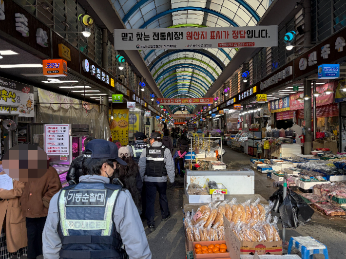 전통 시장을 순찰 중인 경찰. 기사와 직접적인 관계 없음. 전북경찰청 제공
