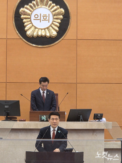 6일 포항시의회 제328회 임시회 제2차 본회의에 앞서 이강덕 포항시장이 사임인사를 하고 있다. 김대기 기자