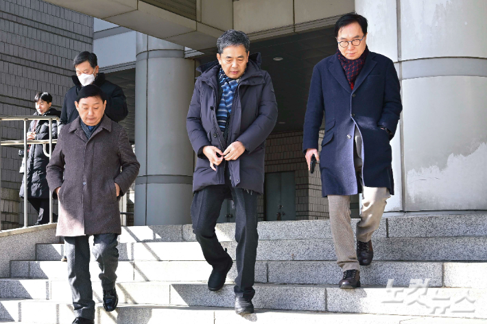 대장동 개발업자 김만배 씨로부터 퇴직금 명목으로 50억 원을 받아 은닉한 혐의로 기소된 곽상도 전 국민의힘 의원이 6일 오후 서울 서초구 서울중앙지방법원에서 열린 1심 선고공판에서 공소기각 판결을 받은 뒤 법원을 나서고 있다. 류영주 기자