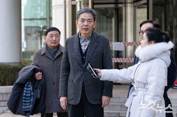 대장동 개발업자 김만배 씨로부터 퇴직금 명목으로 50억 원을 받아 은닉한 혐의로 기소된 곽상도 전 국민의힘 의원이 6일 오후 서울 서초구 서울중앙지방법원에서 열린 1심 선고공판에서 공소기각 판결을 받은 뒤 법원을 나서고 있다. 류영주 기자