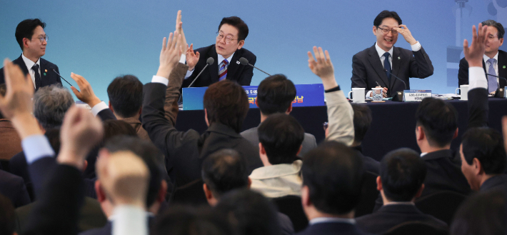 이재명 대통령이 6일 창원 성산구 창원컨벤션센터에서 열린 '경남의 마음을 듣다' 타운홀미팅 간담회에서 참석자들의 발언권 요청을 받고 있다. 연합뉴스