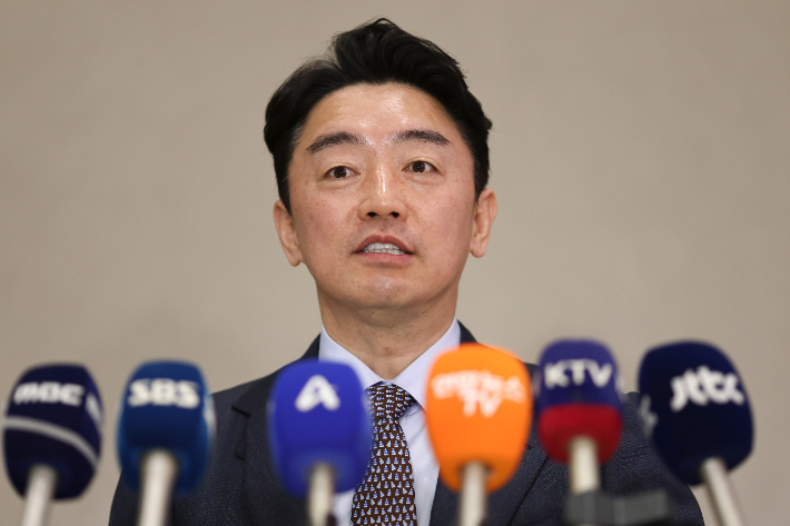 특사 자격으로 캐나다·노르웨이 방문을 마친 강훈식 대통령실 비서실장이 지난달 31일 인천공항 2터미널을 통해 귀국 후 취재진과 인터뷰를 하고 있다. 연합뉴스