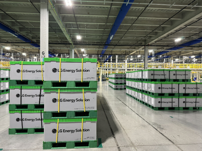 LG에너지솔루션 캐나다 넥스트스타 에너지 공장에서 ESS 제품이 출하되고 있다. LG에너지솔루션 제공