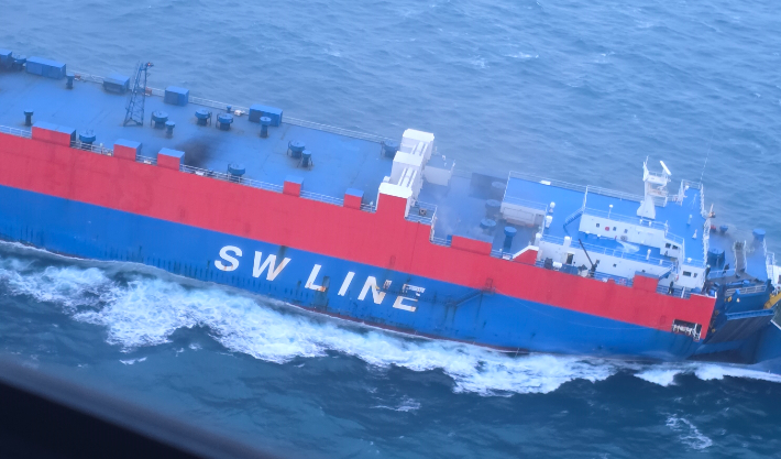 제주에서 목포를 향하던 화물선에 적재된 차량에서 불이 난 상황. 사진=제주해양경찰서 제공