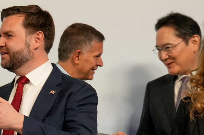 5일(현지시간) 이탈리아 밀라노에서 열린 IOC 위원장 만찬에서 참석자들이 대화를 나누고 있다. 맨 오른쪽 이재용 삼성전자 회장. 연합뉴스