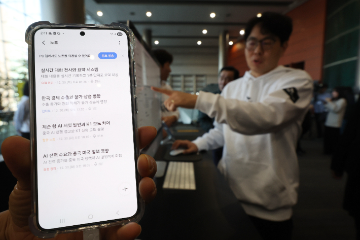 지난해 12월 서울 강남구 코엑스에서 열린 '독자 AI 파운데이션 모델' 프로젝트 1차 발표회에서 참석자들이 SK텔레콤 부스를 체험하고 있다. 연합뉴스