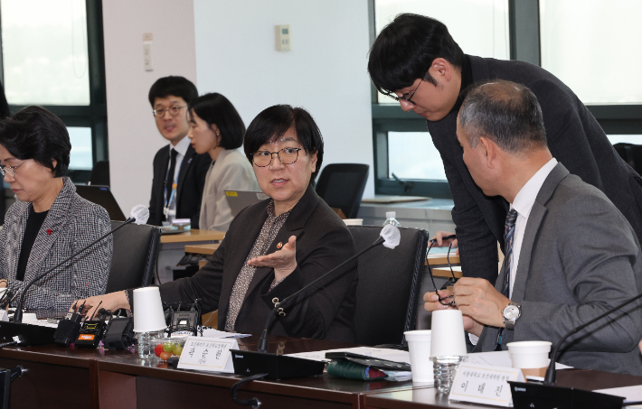 6일 서울 서초구 건강보험심사평가원 전문가자문회의장에서 열린 제6차 보건의료정책심의위원회에서 정은경 보건복지부 장관이 관계자들과 대화하고 있다. 연합뉴스