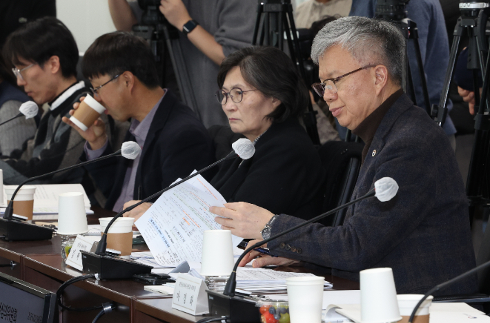 6일 서울 서초구 건강보험심사평가원 전문가자문회의장에서 열린 제6차 보건의료정책심의위원회에서 김택우 의협회장 등의 참석자들이 정은경 보건복지부 장관의 발언을 듣고 있다. 연합뉴스