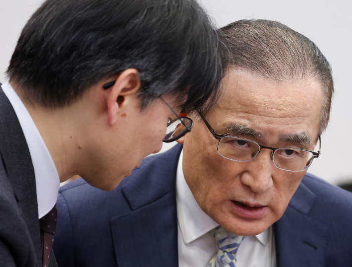 위성락 국가안보실장(오른쪽)이 5일 청와대 여민관에서 이재명 대통령 주재로 열린 수석보좌관회의에서 안보실 관계자와 대화하고 있다. 연합뉴스